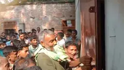 সারের জন্য ডিলারের গোডাউনে হামলা করল কৃষকরা