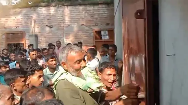 সারের জন্য ডিলারের গোডাউনে হামলা করল কৃষকরা
