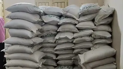 শিবগঞ্জে ১৬৯ বস্তা রাসায়নিক সার জব্দ
