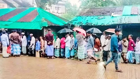 দীর্ঘ লাইনে দাঁড়িয়েও উখিয়ায় মিলছে না সার 