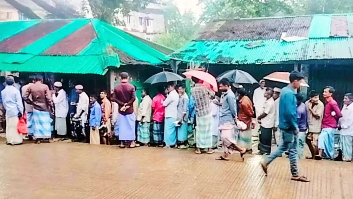 দীর্ঘ লাইনে দাঁড়িয়েও উখিয়ায় মিলছে না সার 