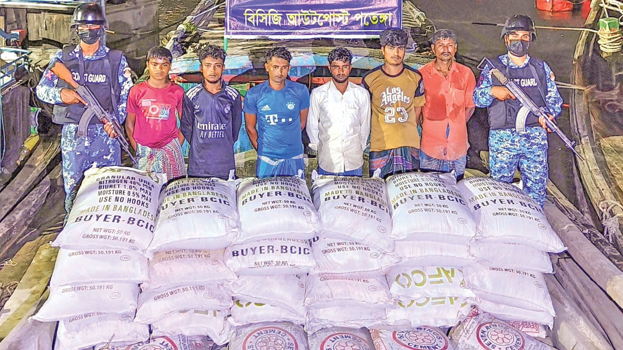 সার সংকট নিয়ে আতঙ্কের মধ্যেই মাঠপর্যায়ে অভিযান
