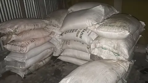 আ.লীগ নেতার গোডাউন থেকে সার জব্দ
