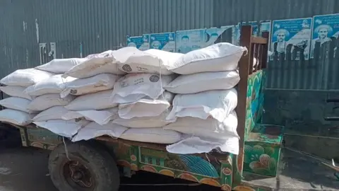 পাচারের সময় ১১১ বস্তা সার ও দুটি ট্রলি জব্দ, গ্রেপ্তার ২
