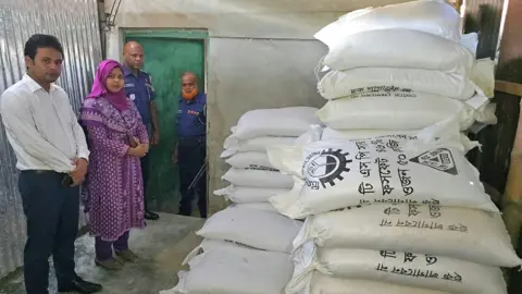 যুবলীগ নেতার গোডাউন থেকে ৩৫৫ কেজি সার জব্দ