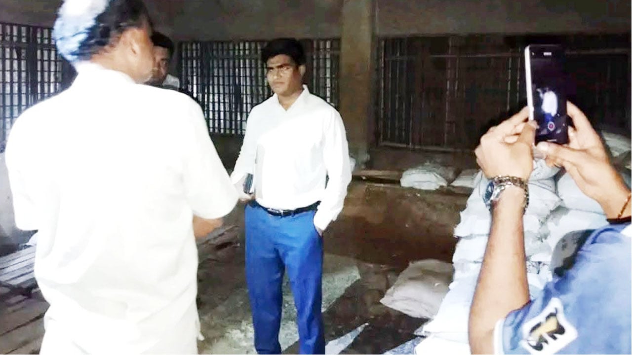সাবেক ইউপি চেয়ারম্যানের বাড়ি থেকে ৭২ বস্তা সার উদ্ধার
