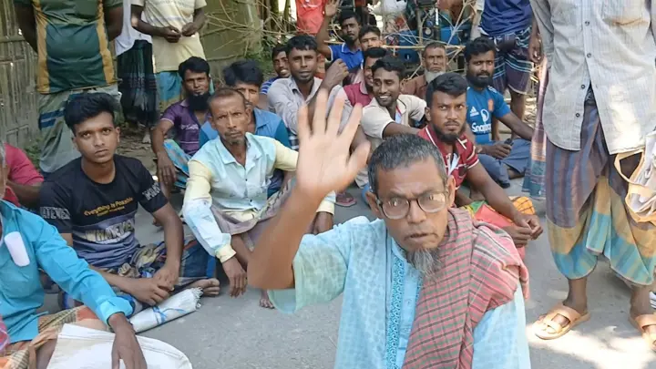 সারের দাবিতে সড়ক অবরোধ করে বিক্ষোভ