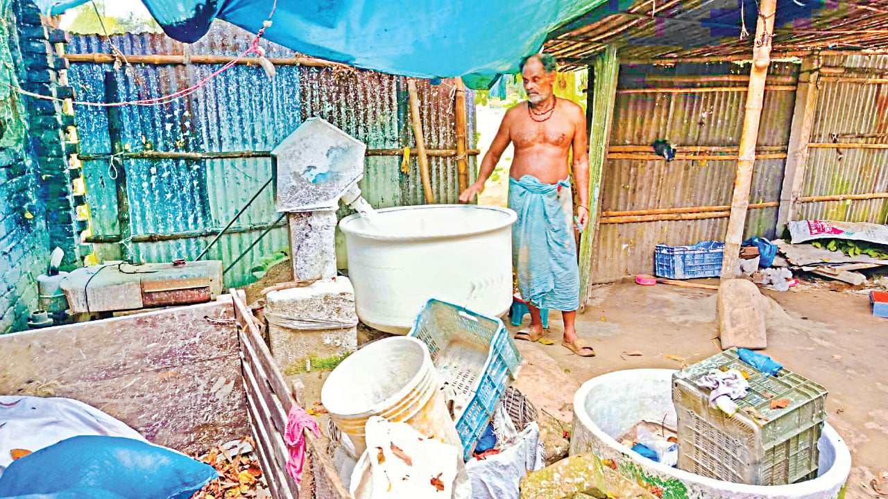 সারিয়াকান্দিতে-শামুক-ঝিনুক-সংকটে-চুন-কারিগরদের-দুর্দিন