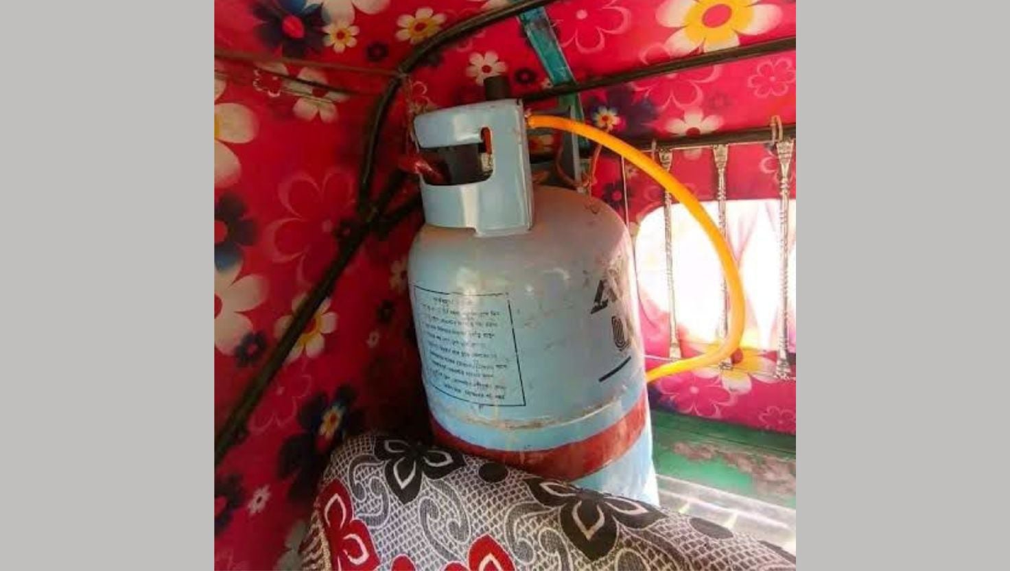 রান্নার গ্যাসের সিলিন্ডারে চলছে মোহনগঞ্জের সিএনজি অটোরিকশা