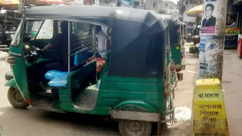 সিএনজি অটোরিকশা থেকে ৫০০ টাকা করে চাঁদা নেওয়ার অভিযোগ