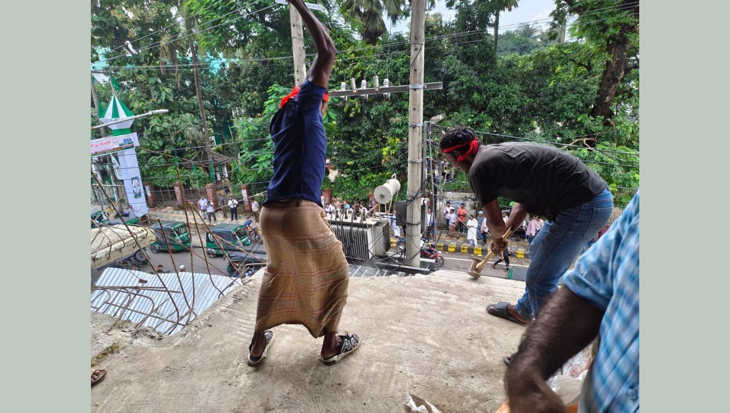 পলাতক সাবেক চসিক মেয়রের ভবনে সিডিএর অভিযান