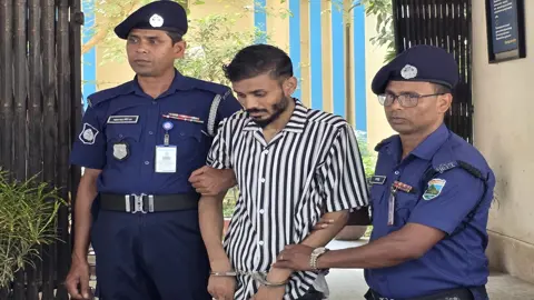 সিরাজগঞ্জে অস্ত্র ও গুলিসহ যুবক গ্রেপ্তার
