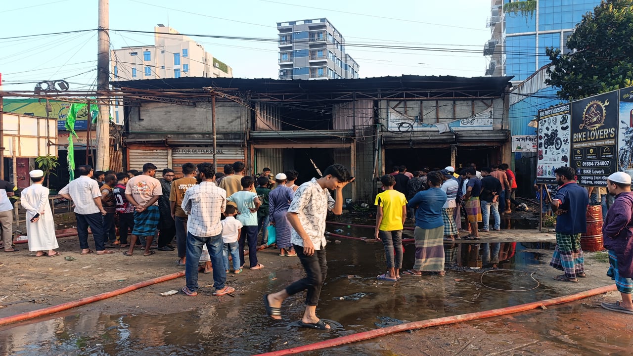 সিদ্ধিরগঞ্জে কেমিক্যাল গোডাউনে আগুন
