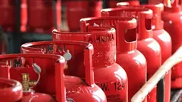 সিলিন্ডার বাজারে অরাজকতা, বাড়ছে ৫০০-৭০০ টাকা