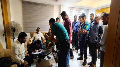 টিকিট কালোবাজারির অভিযোগে রেলওয়ে নিরাপত্তা বাহিনীর দুই সদস্য আটক