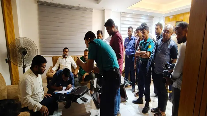 টিকিট কালোবাজারির অভিযোগে রেলওয়ে নিরাপত্তা বাহিনীর দুই সদস্য আটক