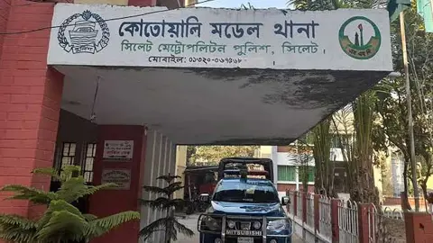 ঘরের দরজা ভেঙে দেখা গেল, ঝুলছেন চিকিৎসক