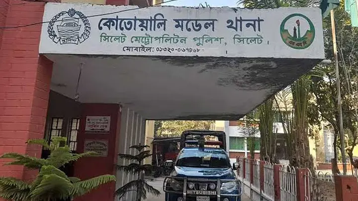 ঘরের দরজা ভেঙে দেখা গেল, ঝুলছেন চিকিৎসক