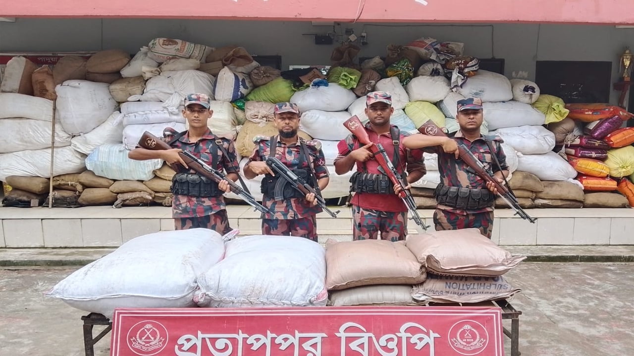 সিলেট সীমান্তে ২ কোটি ২৫ লাখ টাকার চোরাইপণ্য আটক
