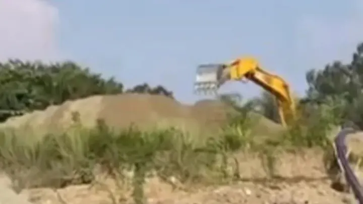 সীতাকুণ্ড উপকূলে বেপরোয়া বালুদস্যুতা