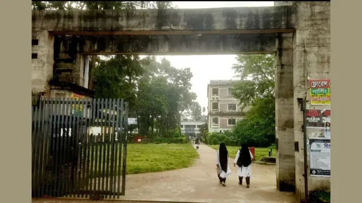 সঞ্চয় ভেঙে চলছে সীতাকুণ্ড ডিগ্রি কলেজ