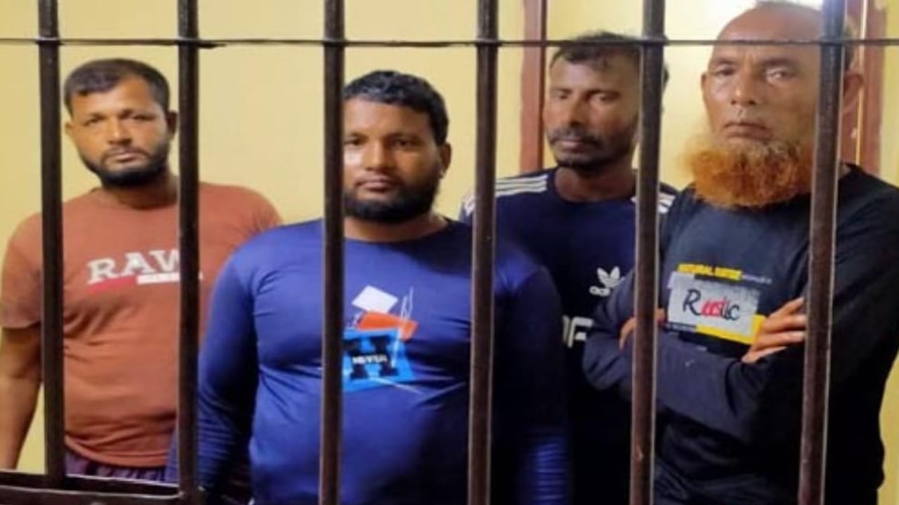 নিষেধাজ্ঞা অমান্য করে মাছ ধরায় সুন্দরবনে ৪ জেলে আটক
