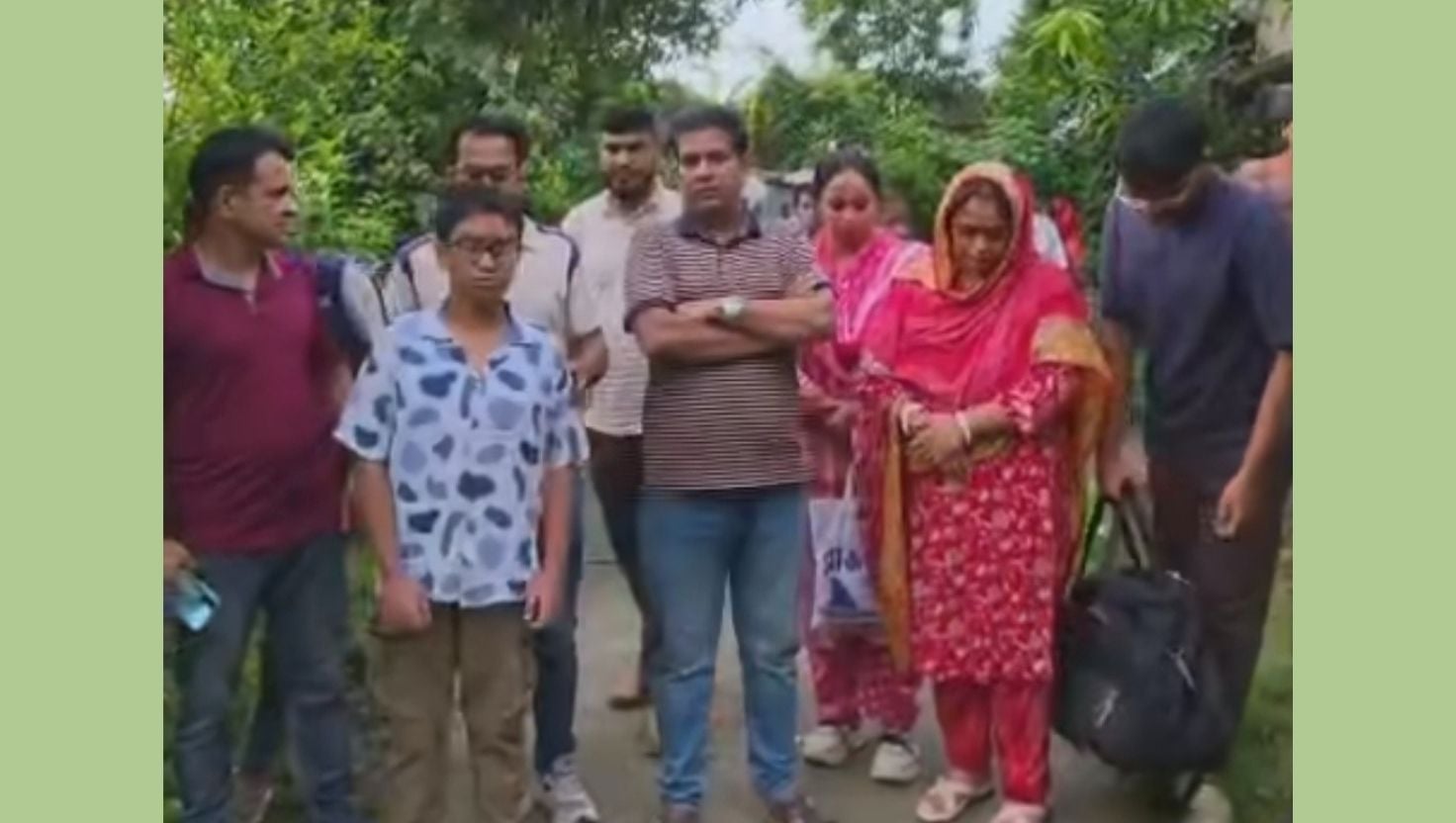আত্মগোপনে থাকা সেই স্বর্ণ ব্যবসায়ী সপরিবারে আটক