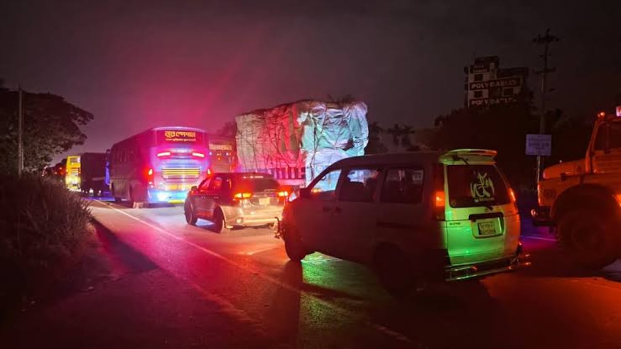 ঢাকা-চট্টগ্রাম মহাসড়কে রাতেও ৪০ কিলোমিটার যানজট, কারণ কী
