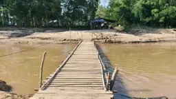 সোমেশ্বরী নদীতে সেতুর অভাবে সাঁকোতে ঝুঁকি নিয়ে পারাপার