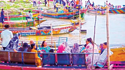 সৌন্দর্যের আড়ালে পদ্মায় ভয়ংকর মৃত্যুফাঁদ