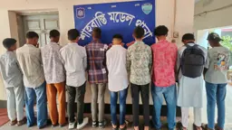 স্কুল ফাঁকি দিয়ে বয়ফ্রেন্ড নিয়ে ঘোরাফেরা করায় ১৬ তরুণ-তরুণী আটক
