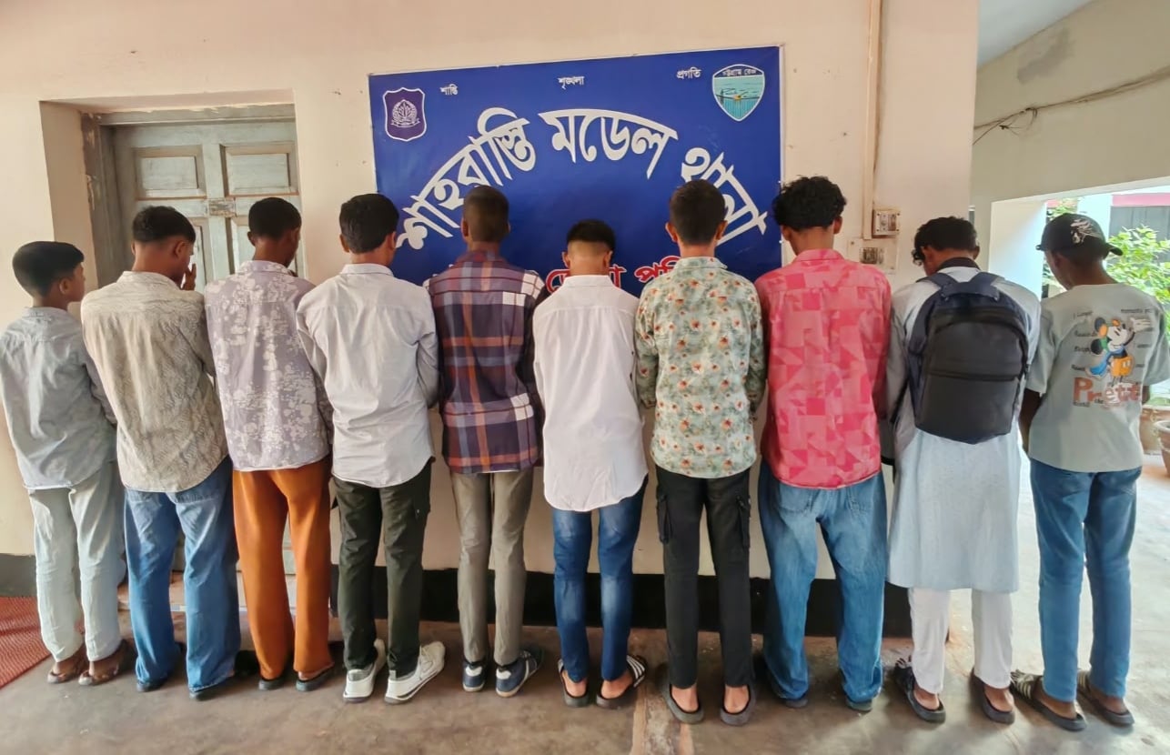 স্কুল ফাঁকি দিয়ে বয়ফ্রেন্ড নিয়ে ঘোরাফেরা করায় ১৬ তরুণ-তরুণী আটক