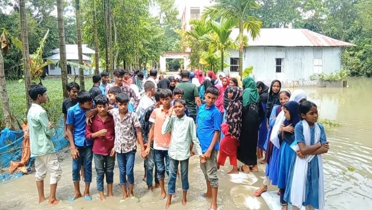 জলাবদ্ধতায় দুটি বিদ্যালয়ের ৫ শতাধিক শিক্ষার্থীর দুর্ভোগ 
