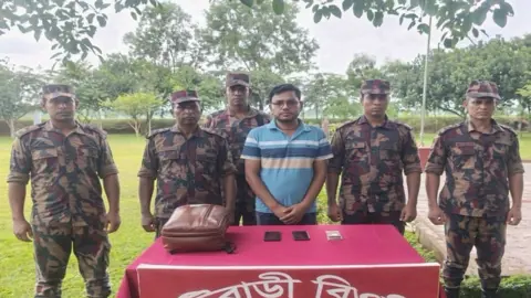 ভারতে অনুপ্রবেশের সময় নির্বাচন অফিসের কর্মচারী আটক