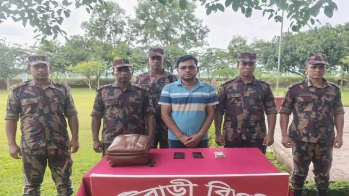 ভারতে অনুপ্রবেশের সময় নির্বাচন অফিসের কর্মচারী আটক
