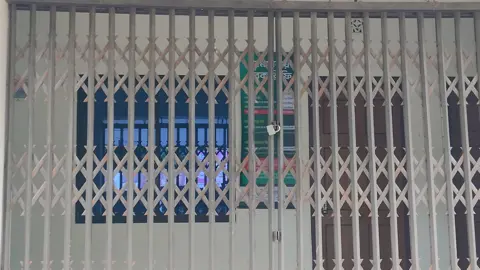 দুপুর ১২টায়ও তালাবদ্ধ ভূমি অফিস