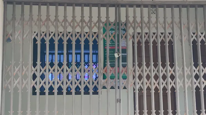 দুপুর ১২টায়ও তালাবদ্ধ ভূমি অফিস