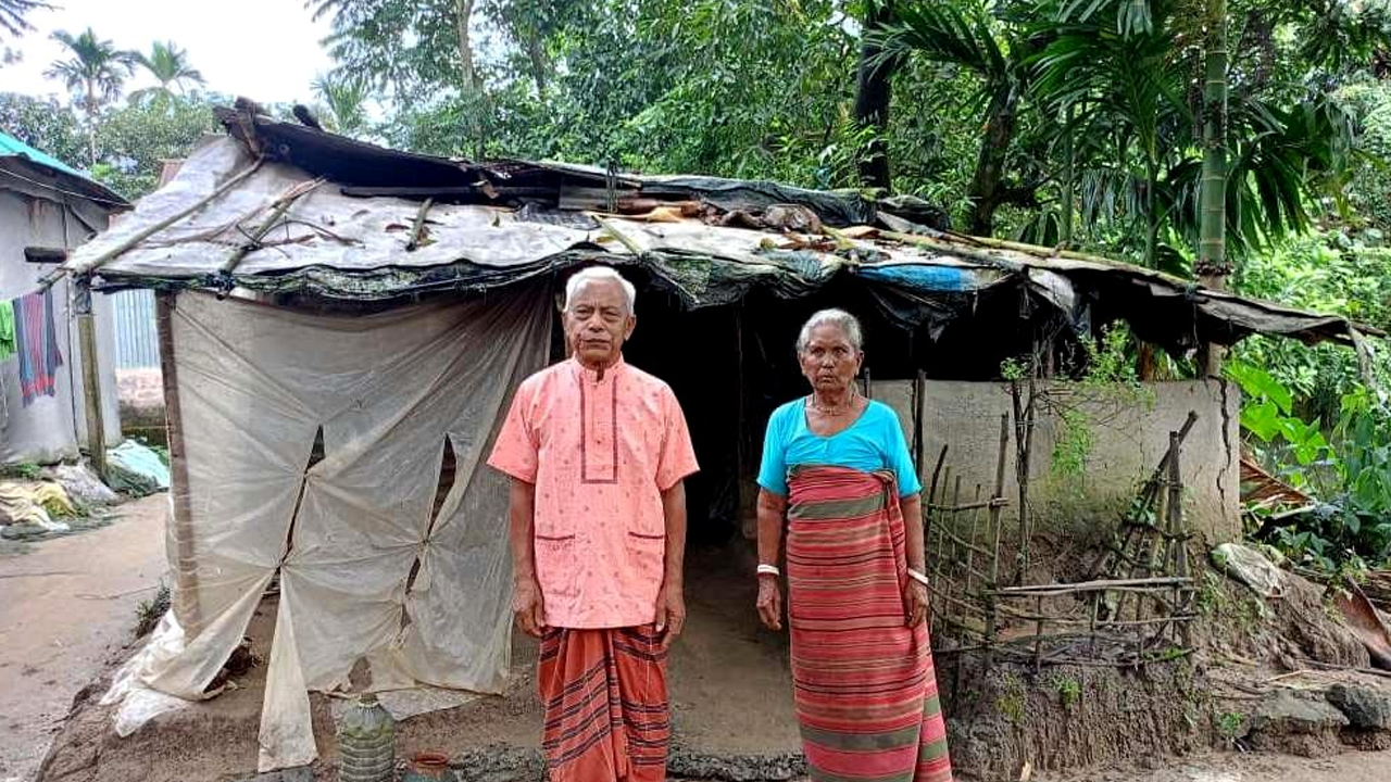 দু'মুঠো ভাত আর একটি নিরাপদ ঘরের অপেক্ষা হাজং দম্পতি