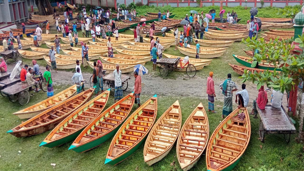 জমজমাট ঘিওরের শতবর্ষী নৌকার হাট