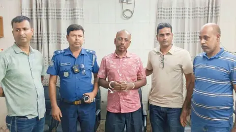 হাতকড়াসহ পালিয়ে যাওয়া আ.লীগ নেতা গ্রেপ্তার