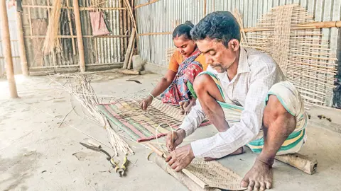 হাতপাখার চাহিদা কমছে, শঙ্কায় বোচাগঞ্জের কারিগররা