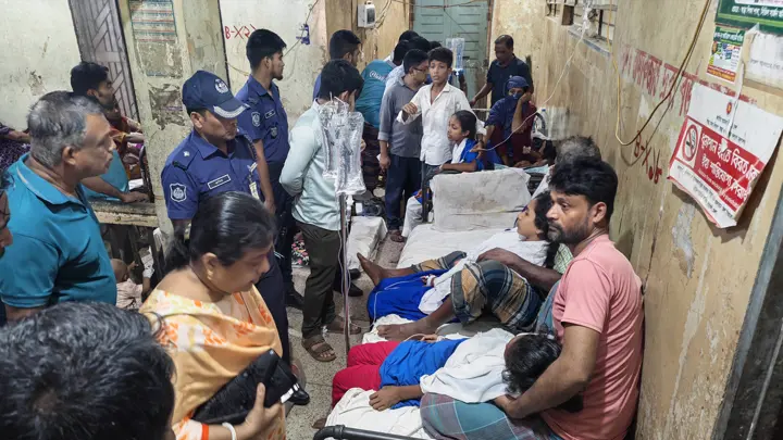ক্লাস চলাকালে ঝাঁজালো গন্ধে ফের অসুস্থ ২১ শিক্ষার্থী