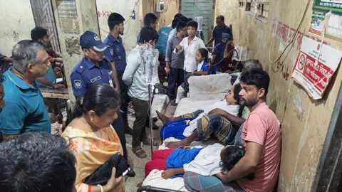 ক্লাস চলাকালে ঝাঁজালো গন্ধে ফের অসুস্থ ২১ শিক্ষার্থী