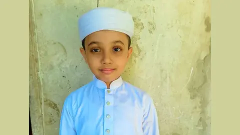১১ মাসে হাফেজ হলো ৮ বছরের মুগ্ধ