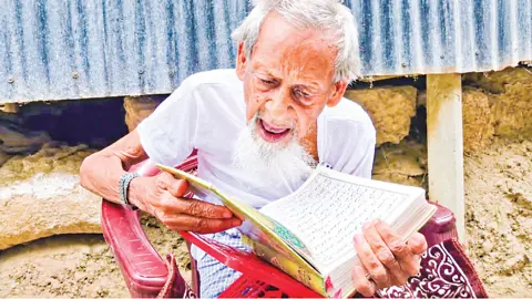 ১২৩ বছর বয়সেও চশমা ছাড়াই কোরআন পড়েন আব্বাস