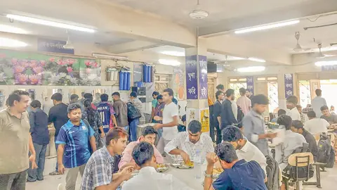 ১৮ হাজার শিক্ষার্থীর জন্য একটি ক্যাফেটেরিয়া, তাও নিম্নমানের